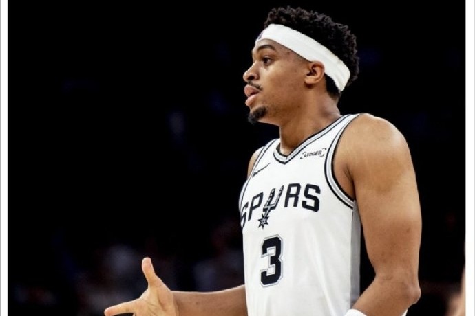 马刺官宣：凯尔登·约翰逊新赛季换回3号球衣，上赛季曾为保罗让号改穿0号